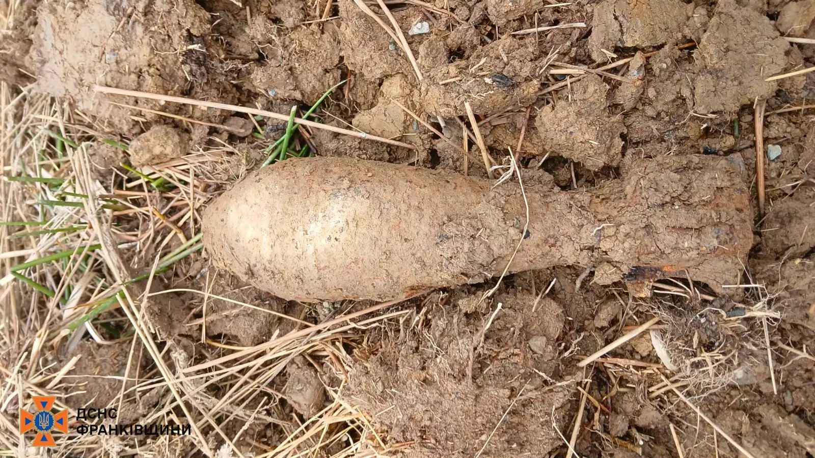 Знайдені боєприпаси часів Другої світової війни. Фото: ГУ ДСНС України в Івано-Франківської області