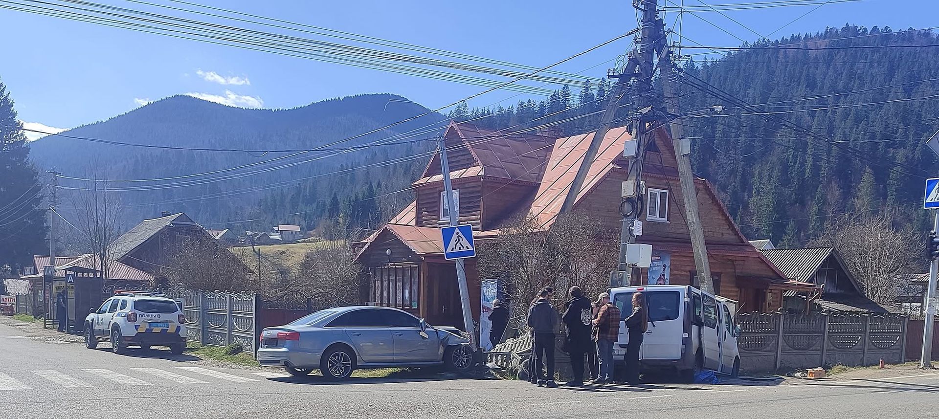 ДТП у Татарові: на перехресті зіткнулись мінівен та легковик 3