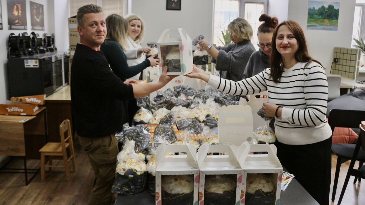 У "Гарті" провели майстер-клас з писанкарства та розпочали видачу великодніх пакунків