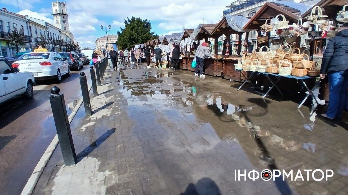 Через затоплену площу Шевченка у Коломиї вимкнули фонтан