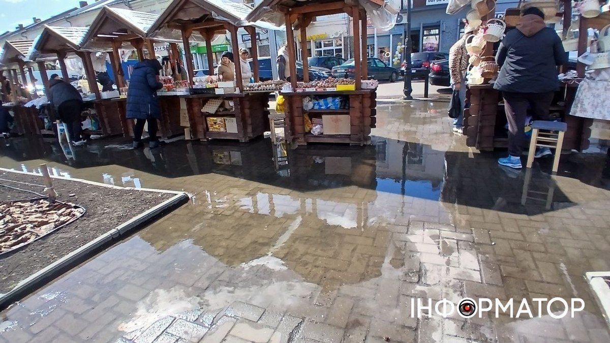 Було: площа Шевченка у воді через сильний вітер та ввімкнений фонтан Було: площа Шевченка у воді через сильний вітер та ввімкнений фонтан