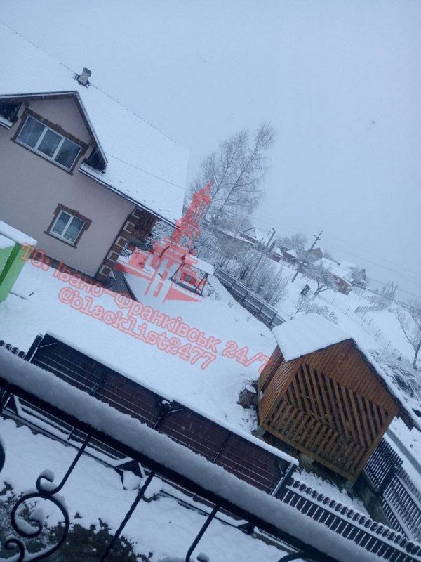 Сніг на Надвірнянщині 8 квітня. Автор на вотермарці