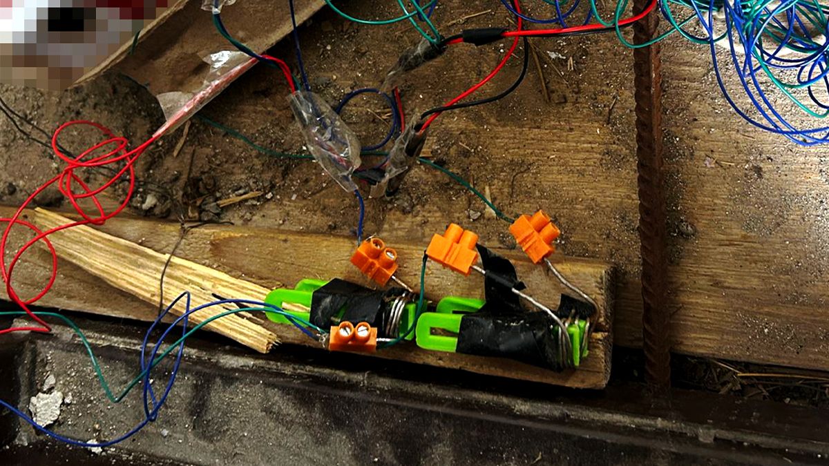 Замінував власний будинок, аби підірвати правоохоронців: на Прикарпатті затримали зловмисника 1