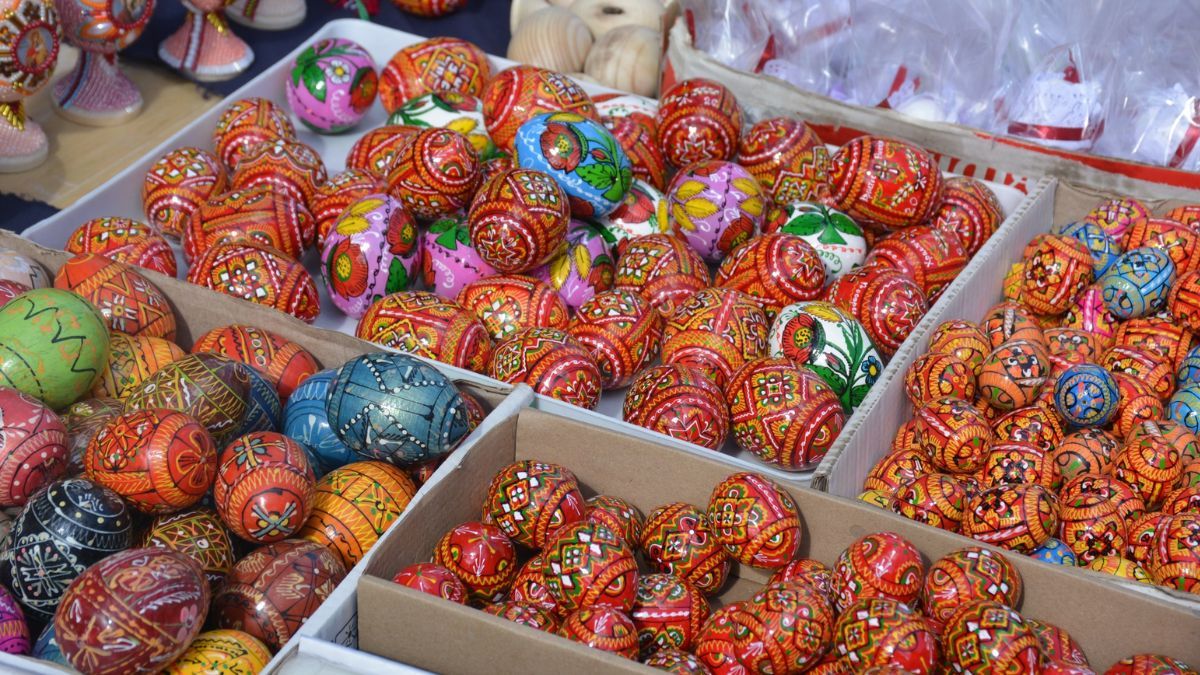 Перед Великоднем у Надвірній відбувся благодійний ярмарок на підтримку ЗСУ