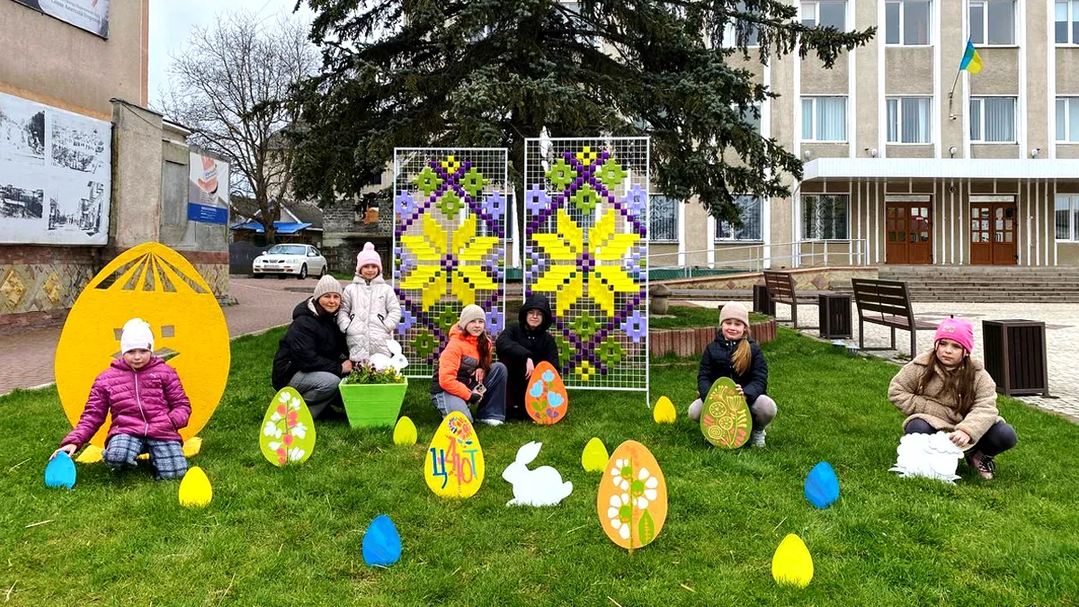 Великодні фотозони, які створили у навчальних закладах, розмістили на площі у Городенці