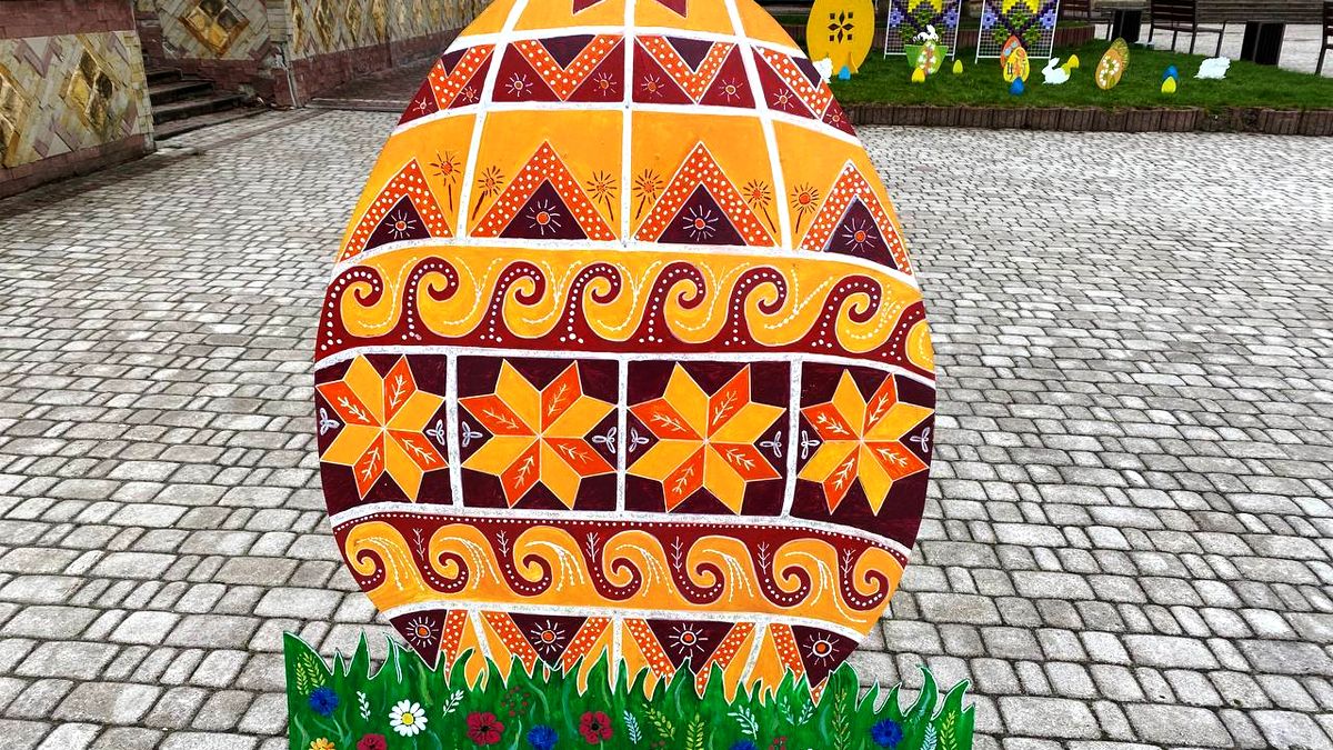 Великодні фотозони, які створили у навчальних закладах, розмістили на площі у Городенці 1