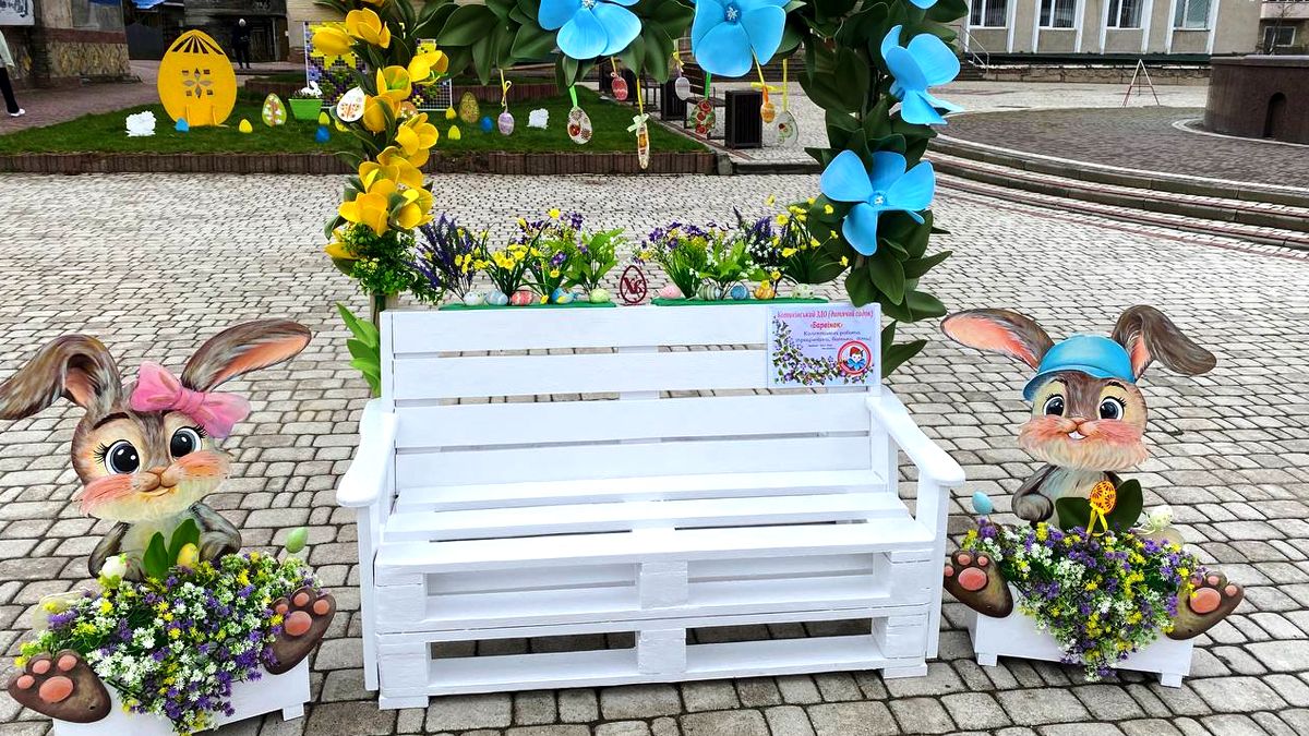 Великодні фотозони, які створили у навчальних закладах, розмістили на площі у Городенці 9