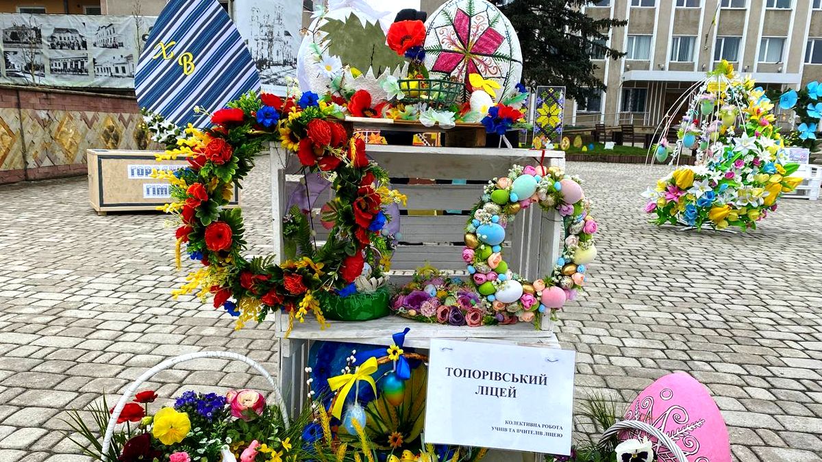 Великодні фотозони, які створили у навчальних закладах, розмістили на площі у Городенці 6