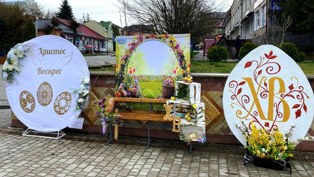 Великодні фотозони, які створили у навчальних закладах, розмістили на площі у Городенці 4