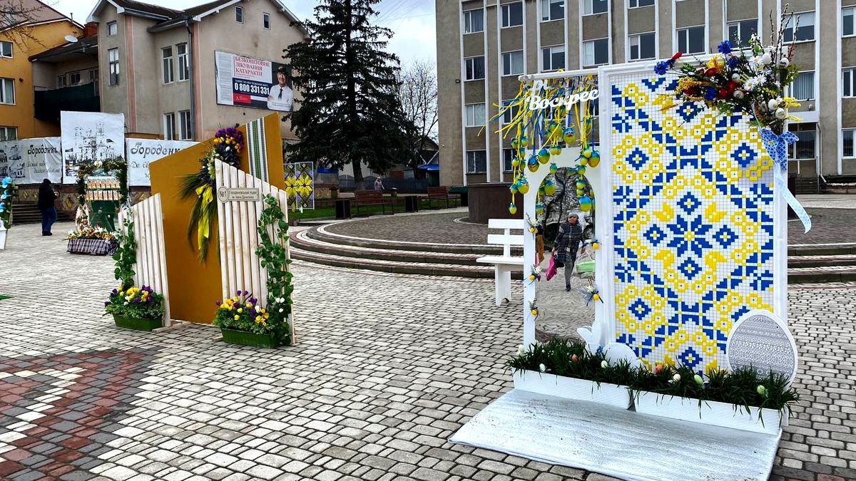 Великодні фотозони, які створили у навчальних закладах, розмістили на площі у Городенці 3