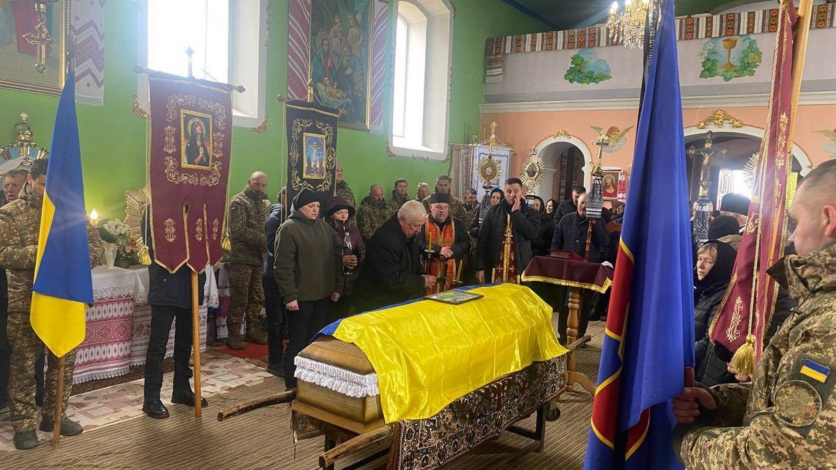 У Чернелицькій громаді попрощалися із померлим воїном Василем Кравчуком