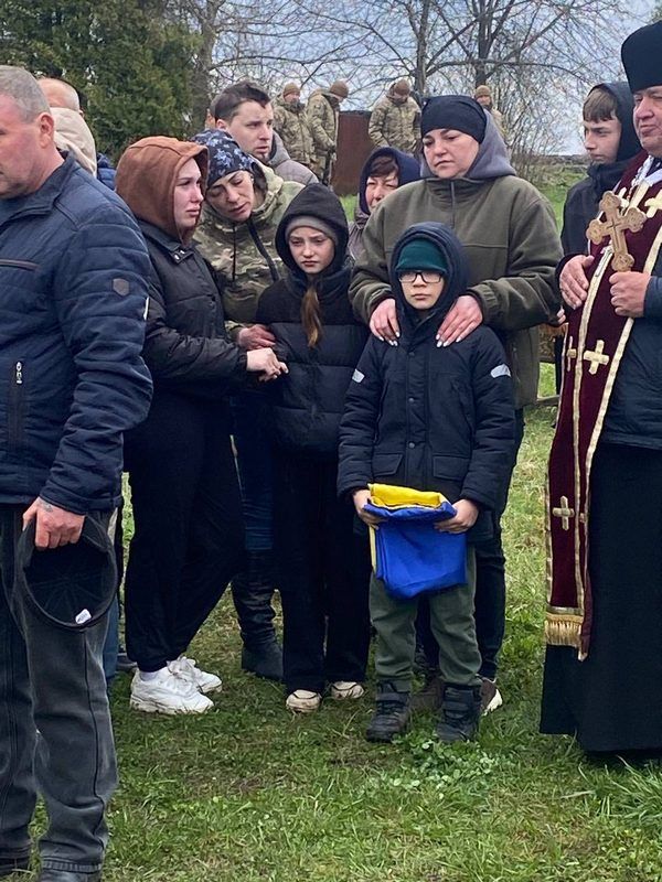 У Чернелицькій громаді попрощалися із померлим воїном Василем Кравчуком 10