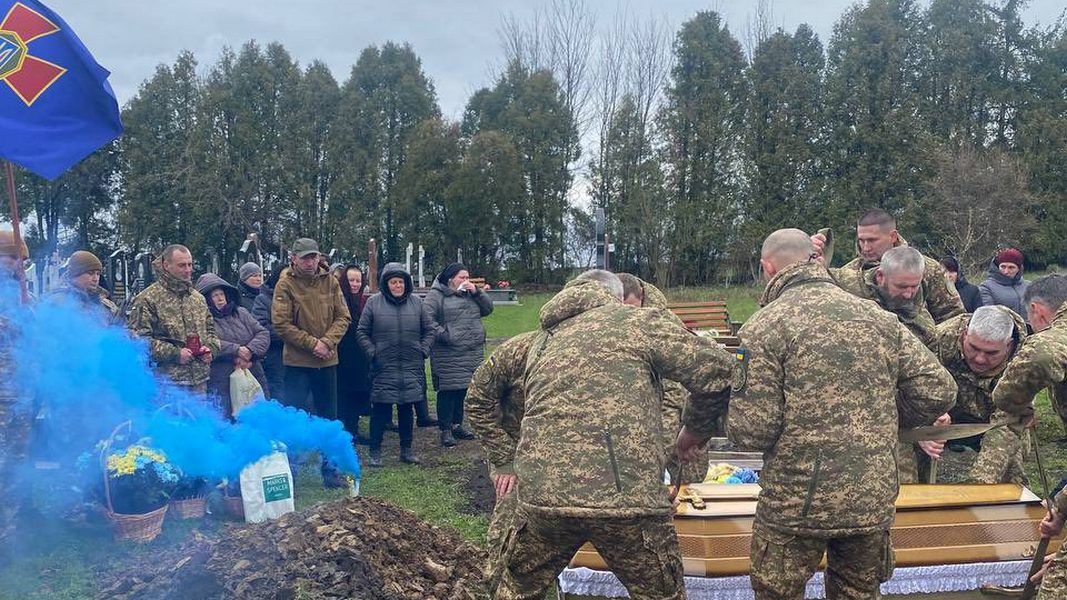 У Чернелицькій громаді попрощалися із померлим воїном Василем Кравчуком 9