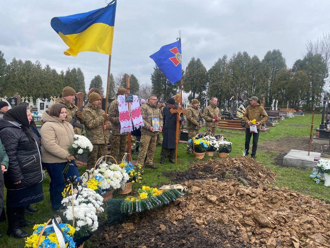У Чернелицькій громаді попрощалися із померлим воїном Василем Кравчуком 8