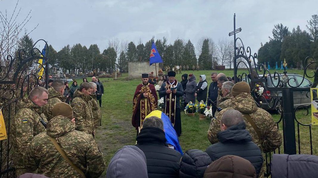 У Чернелицькій громаді попрощалися із померлим воїном Василем Кравчуком 7