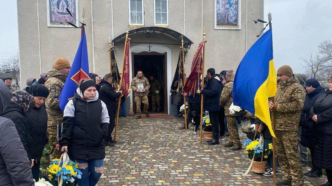 У Чернелицькій громаді попрощалися із померлим воїном Василем Кравчуком 6