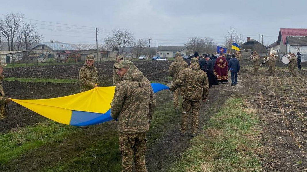 У Чернелицькій громаді попрощалися із померлим воїном Василем Кравчуком 3