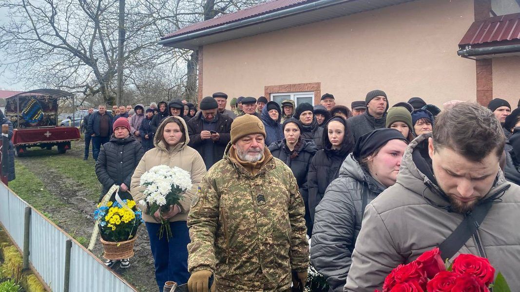 У Чернелицькій громаді попрощалися із померлим воїном Василем Кравчуком 4