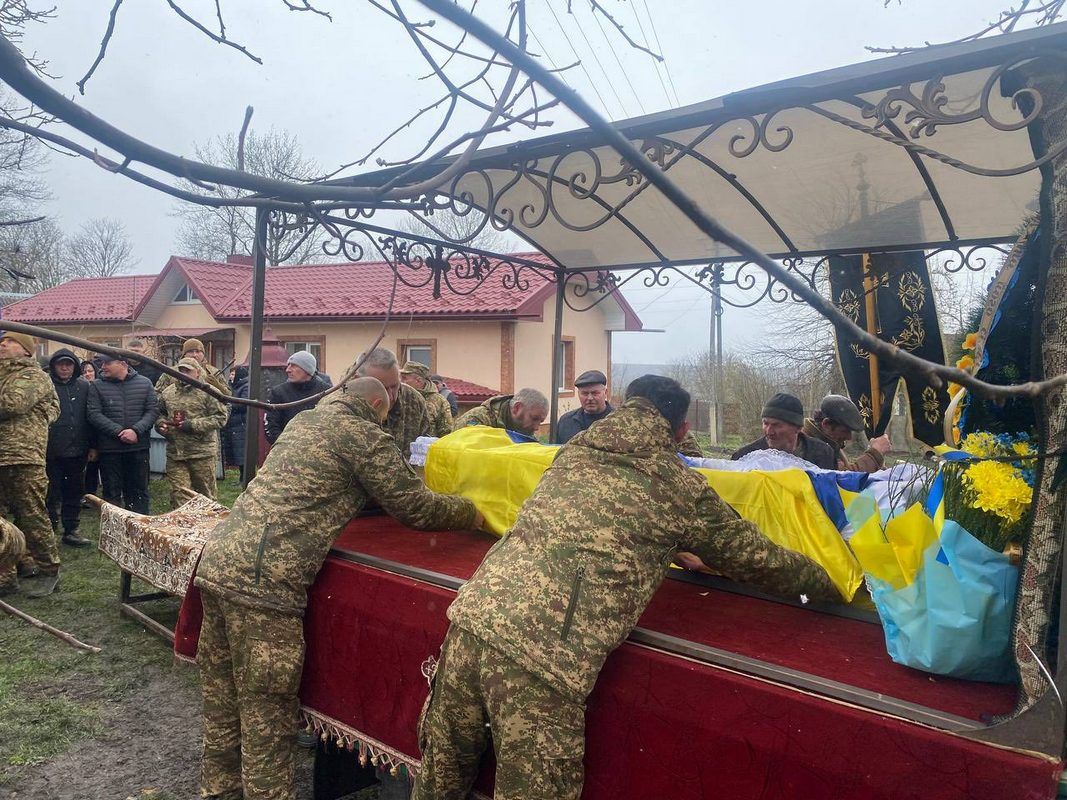 У Чернелицькій громаді попрощалися із померлим воїном Василем Кравчуком 2