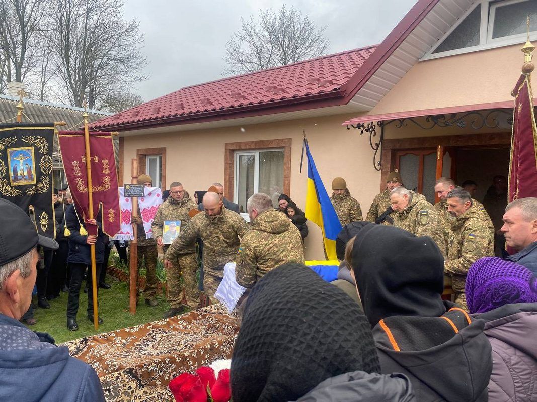 У Чернелицькій громаді попрощалися із померлим воїном Василем Кравчуком 1