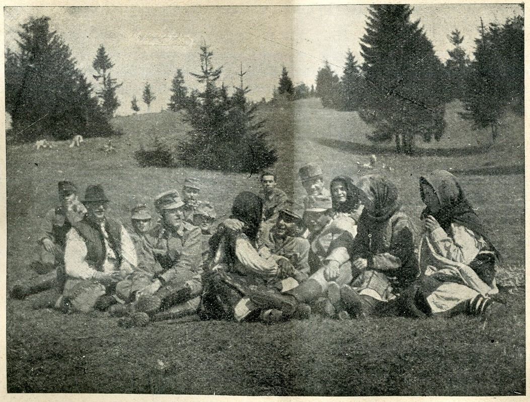 Головецько на Самбірщині. Галичина. Січовики УСС з дівчатами на галявині. Великдень. Квітень 1915р.