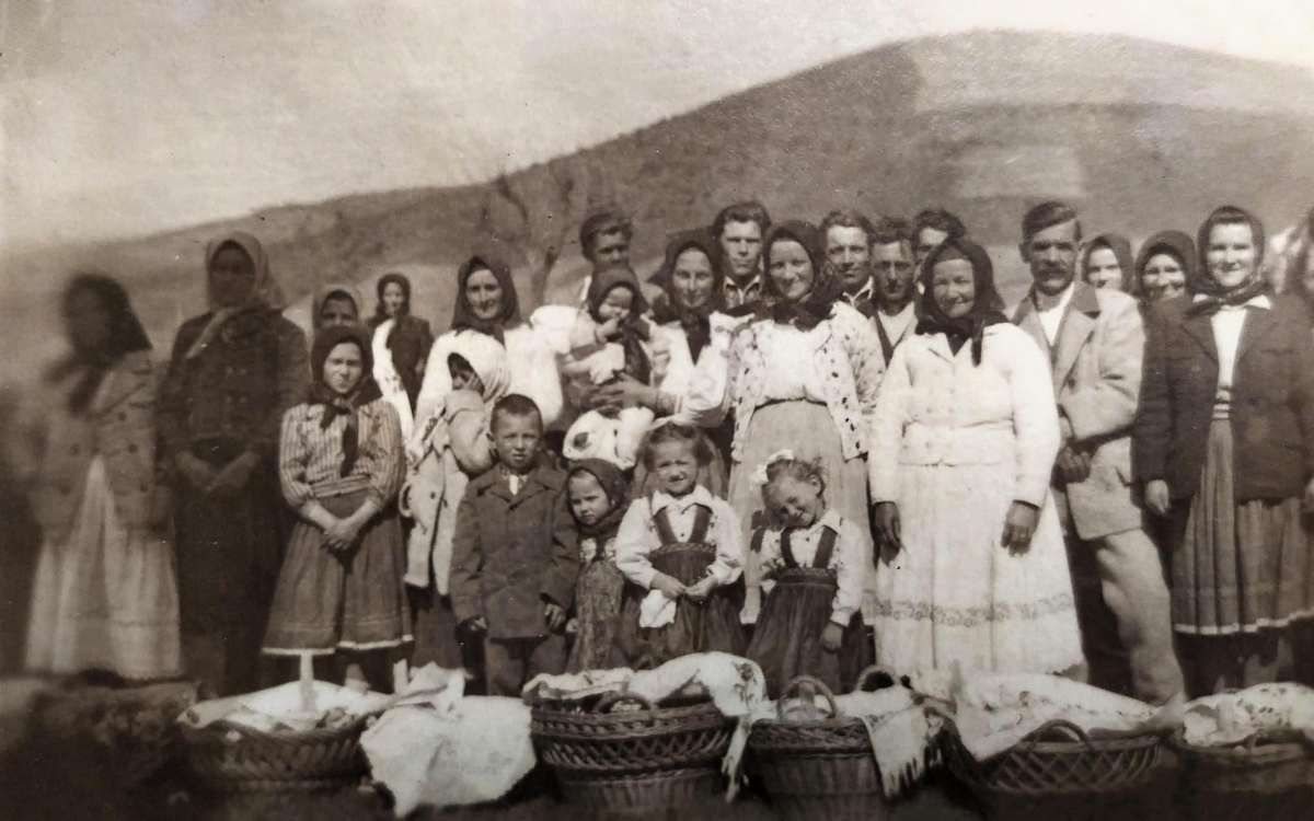 с. Верхні Ворота на Воловеччині. Закарпаття. Великдень. Бойки-верховинці чекають на освячення пасок. Початок 1940-х рр