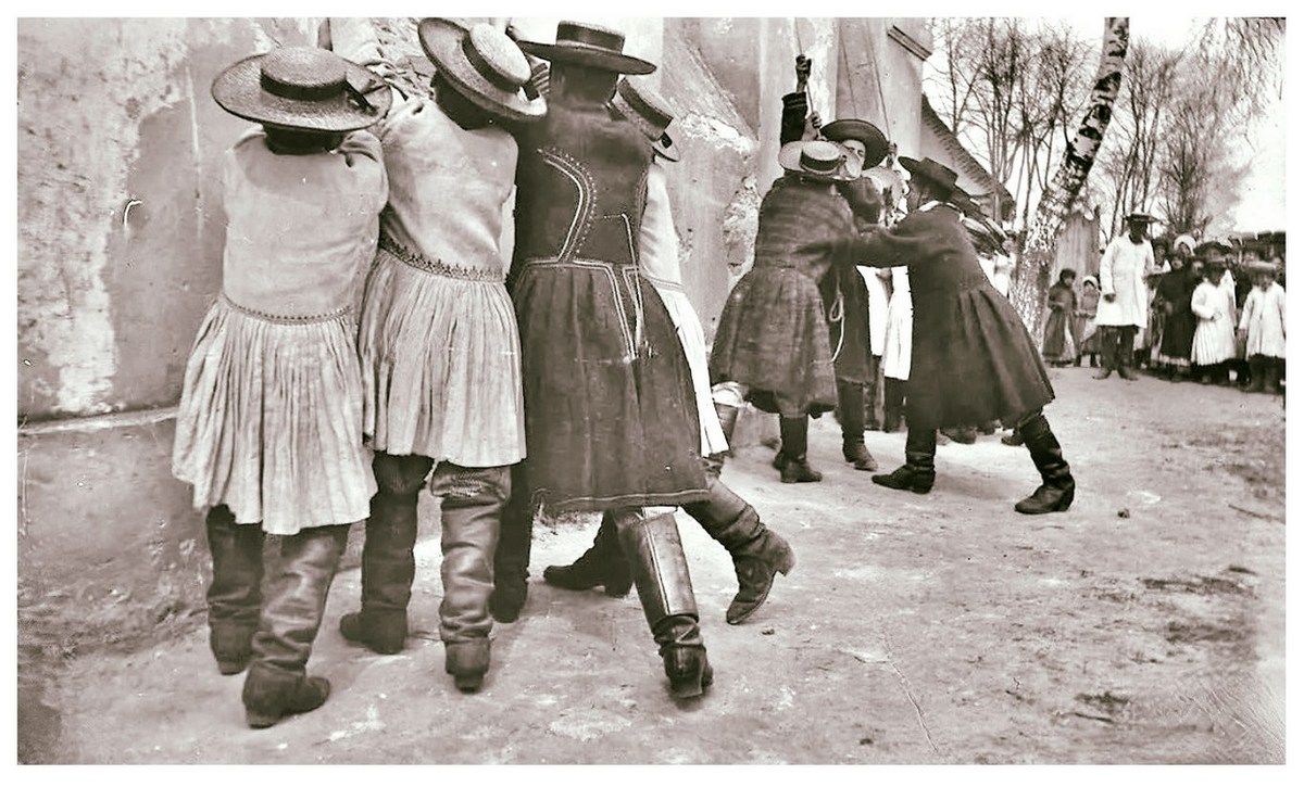 с. Денисів на Тернопільщині. Парубки на Великдень дзвонять у дзвони. 1890р.