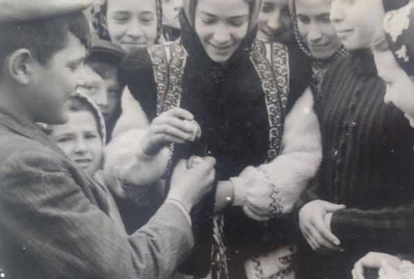 с. Старі Кути на Косівщині. Гуцульщина. Прикарпаття. Великоднє биття яєць. Середина ХХст.