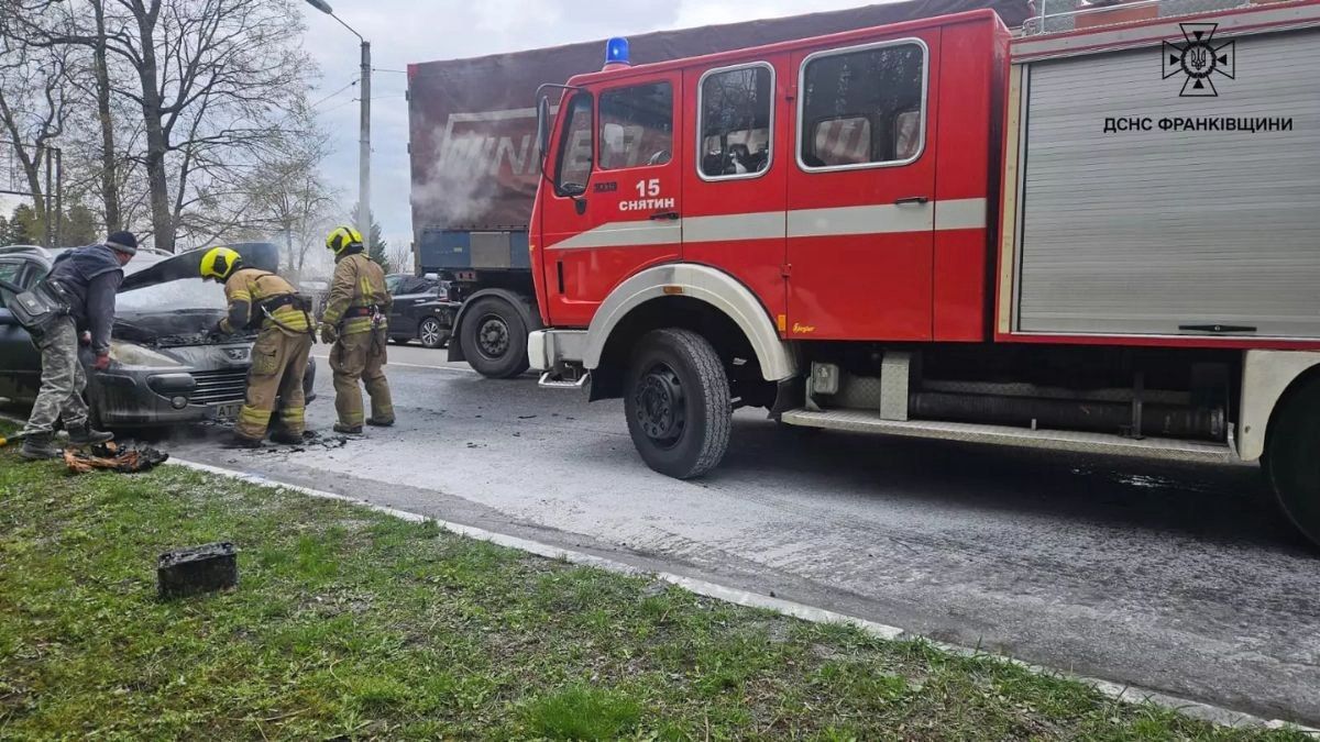 У Снятині загорівся легковик