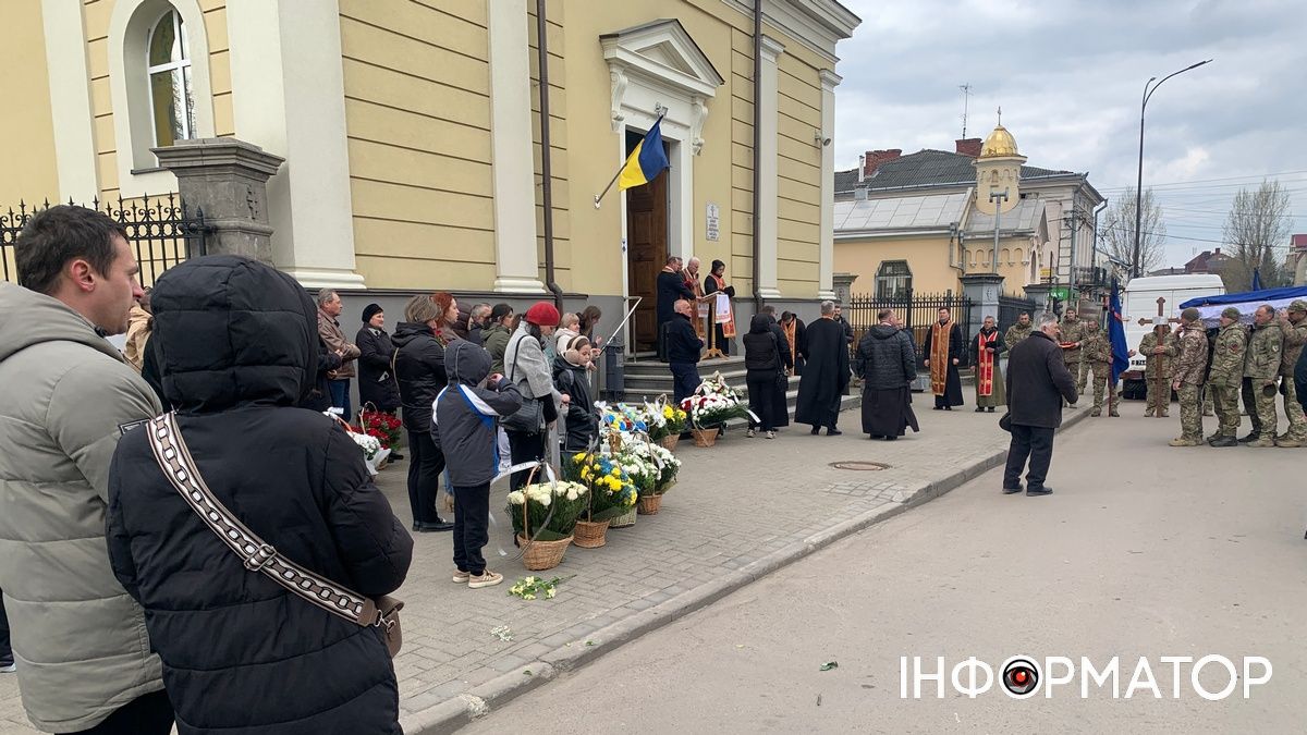 Коломияни провели в останню дорогу Героя Михайла Костюка 10