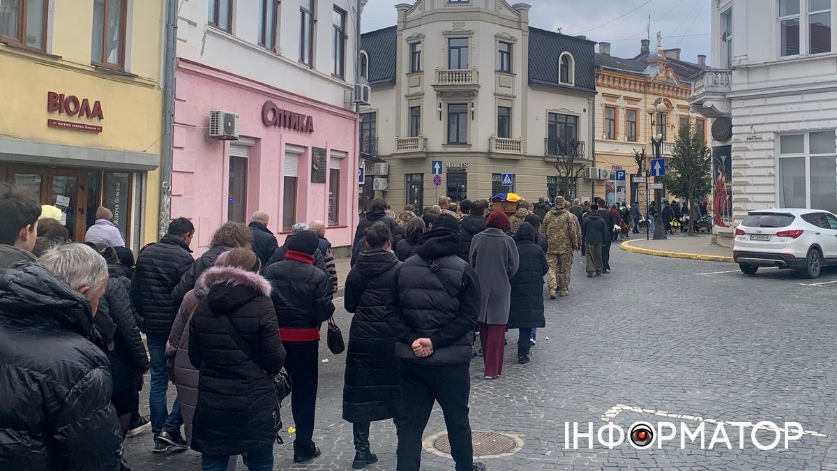 Коломияни провели в останню дорогу Героя Михайла Костюка 8