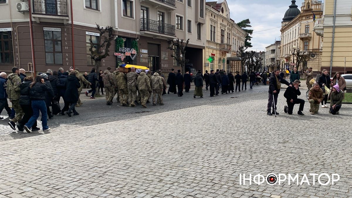 Коломияни провели в останню дорогу Героя Михайла Костюка 7