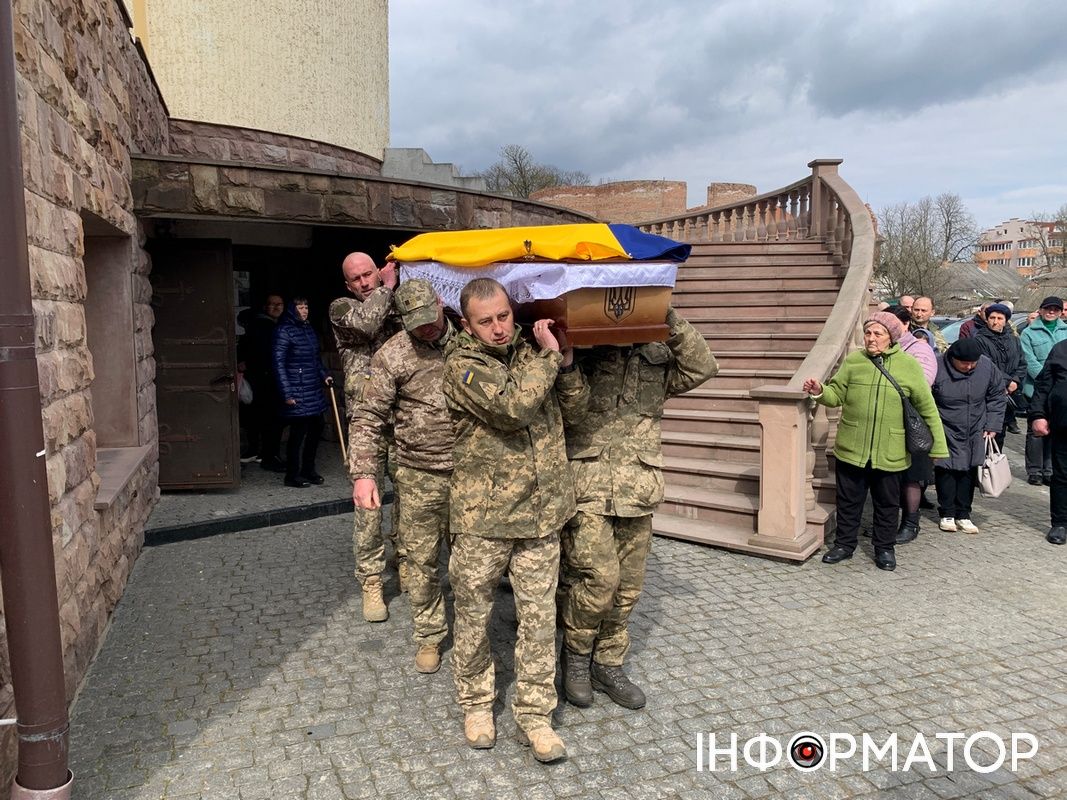 Коломияни провели в останню дорогу Героя Михайла Костюка 6