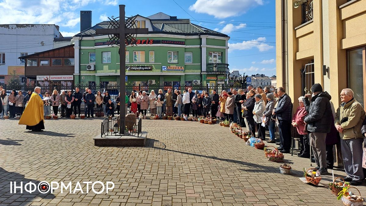 У Коломиї розпочалося освячення великодніх кошиків: фоторепортаж з храмів міста