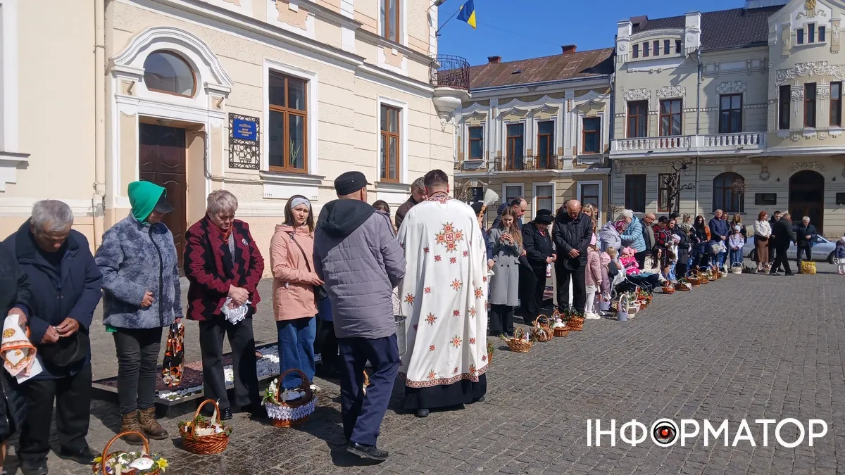 Святкування Великодня у Коломиї: фоторепортаж освячення кошиків у храмах міста 2