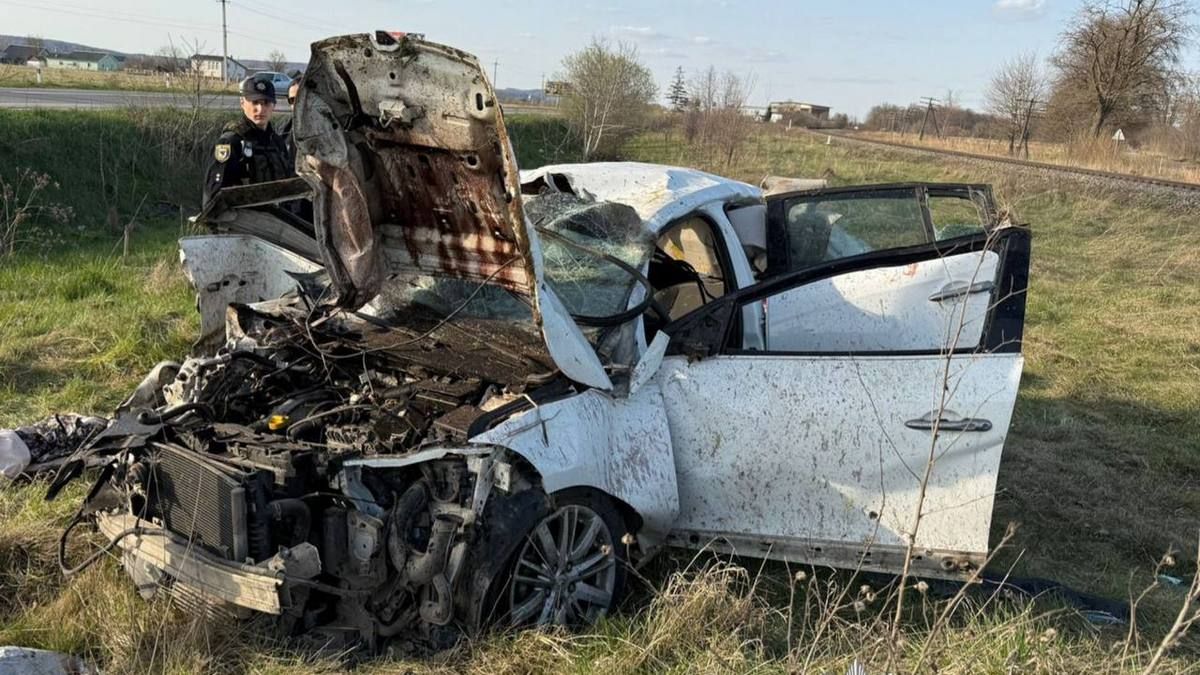 Поїзд протаранив легковик на Надвірнянщині