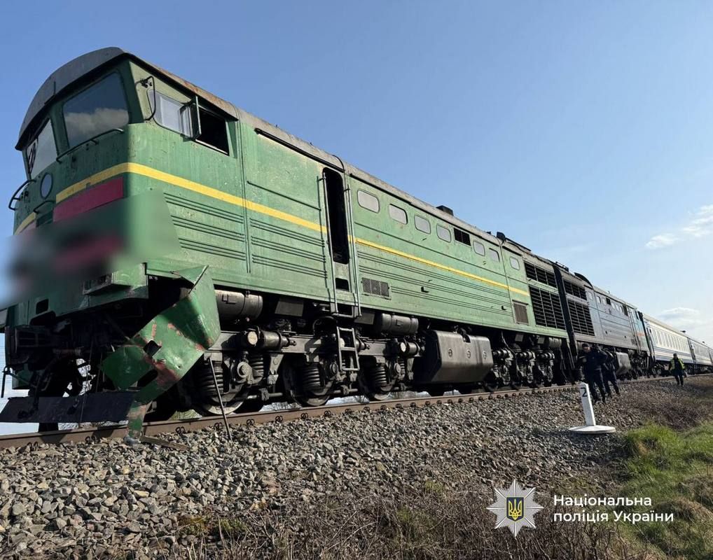 Поїзд протаранив легковик на Надвірнянщині: постраждали троє, серед них - дитина 2