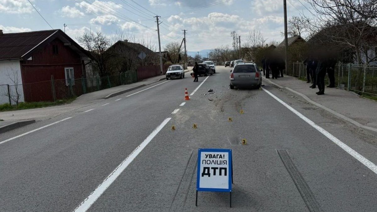 У Надвірнянській громаді водій Volkswagen в'їхав у Daewoo: травмувалась пасажирка 1