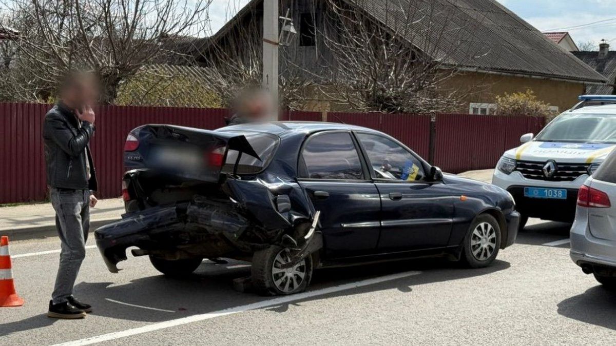 У Надвірнянській громаді водій Volkswagen в'їхав у Daewoo: травмувалась пасажирка