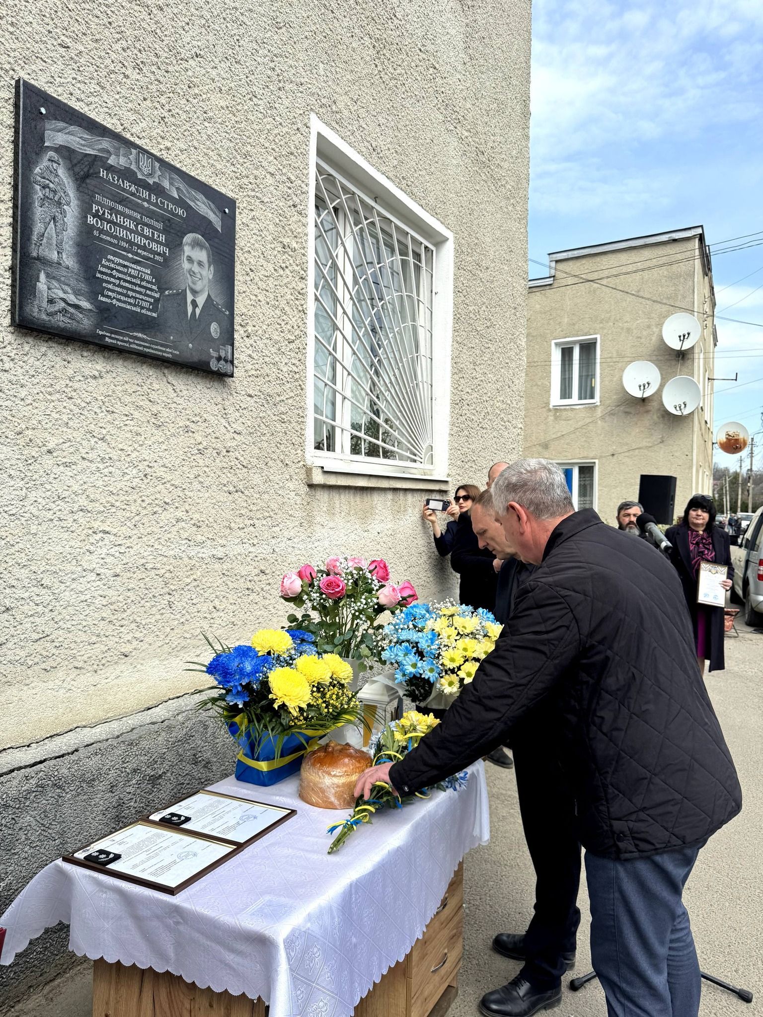 У Косові відкрили пам’ятну дошку загиблому захиснику Євгену Рубаняку 6
