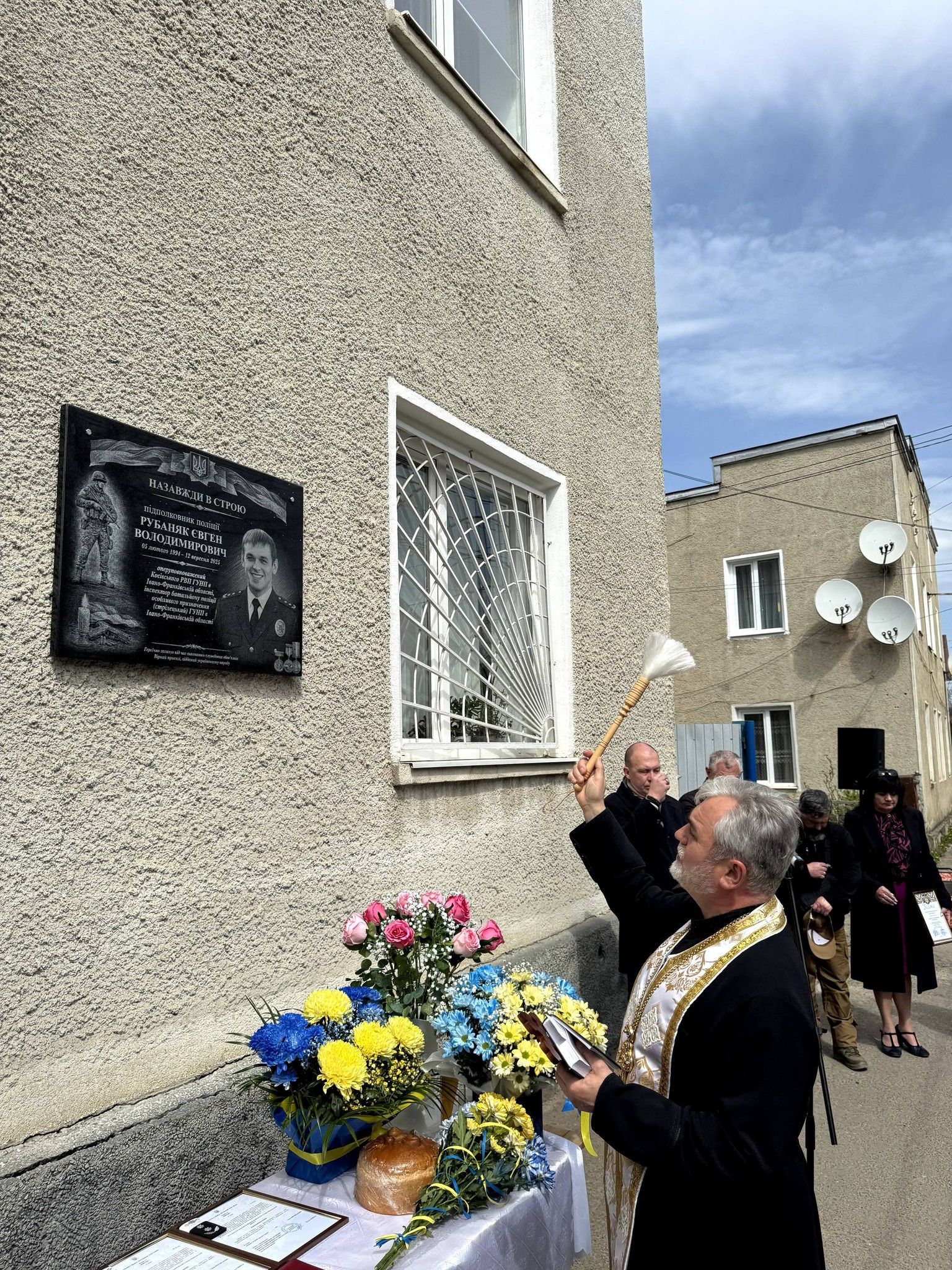 У Косові відкрили пам’ятну дошку загиблому захиснику Євгену Рубаняку 8