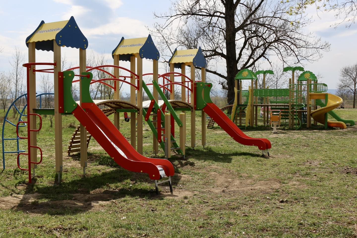 У кількох мікрорайонах Коломиї встановили нові дитячі майданчики 1