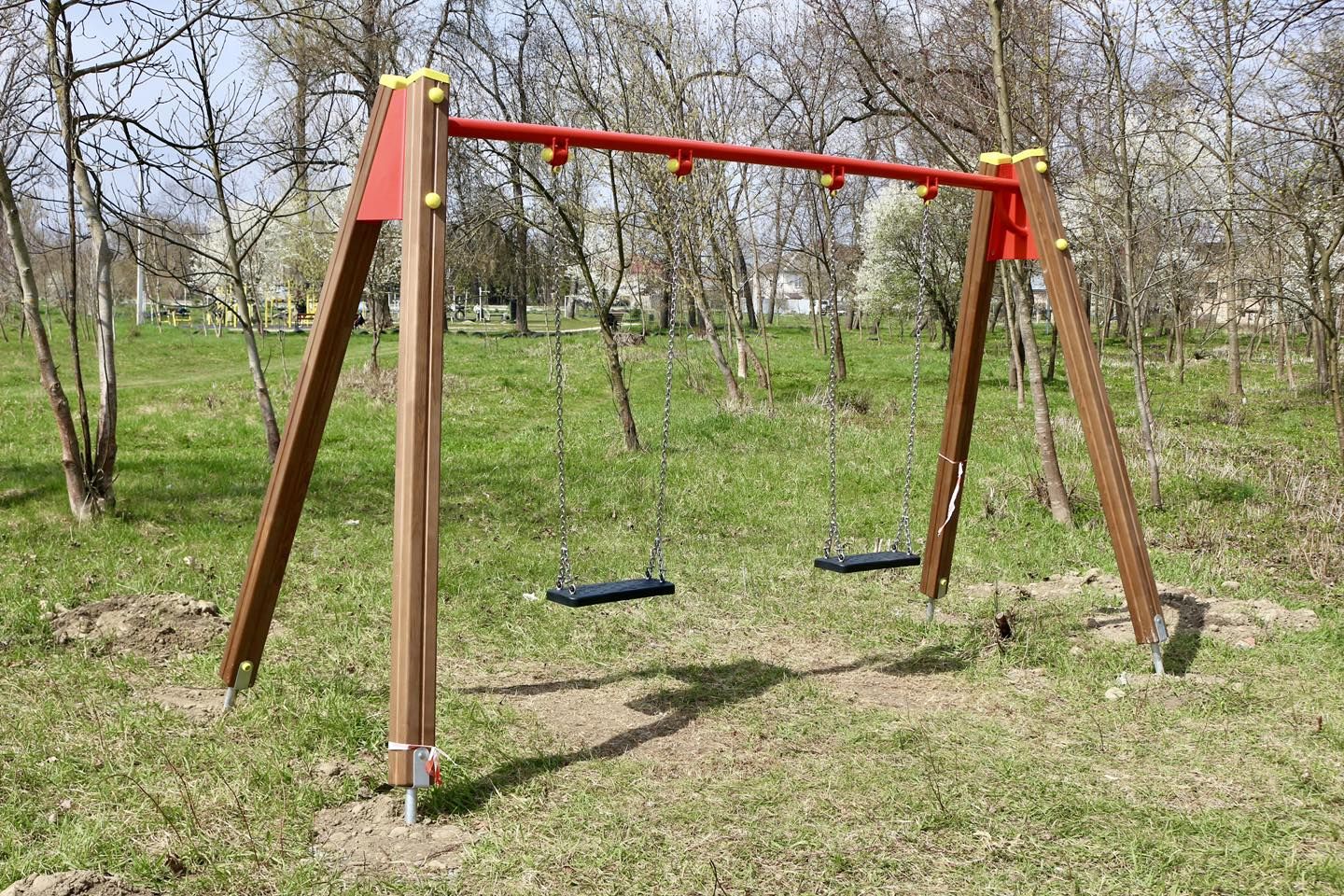 У кількох мікрорайонах Коломиї встановили нові дитячі майданчики 2