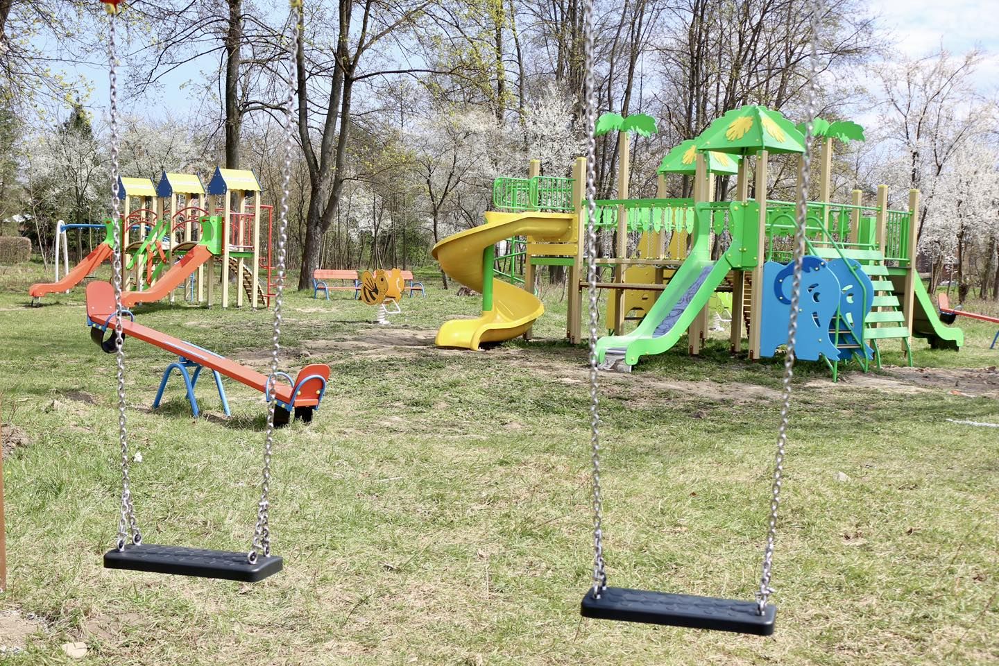 У кількох мікрорайонах Коломиї встановили нові дитячі майданчики 3
