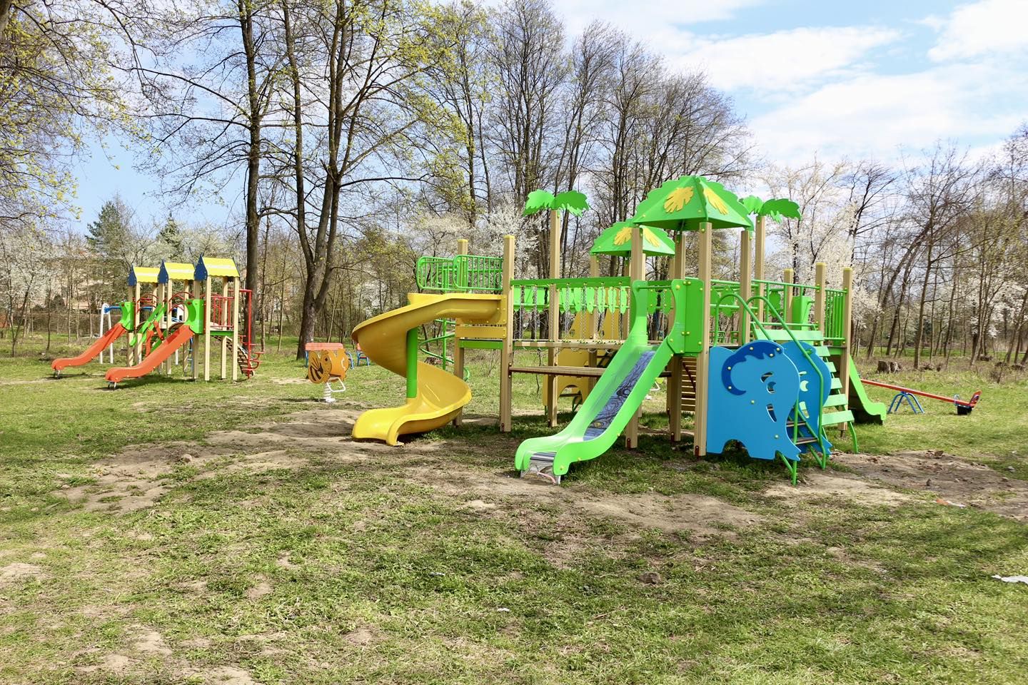 У кількох мікрорайонах Коломиї встановили нові дитячі майданчики 4