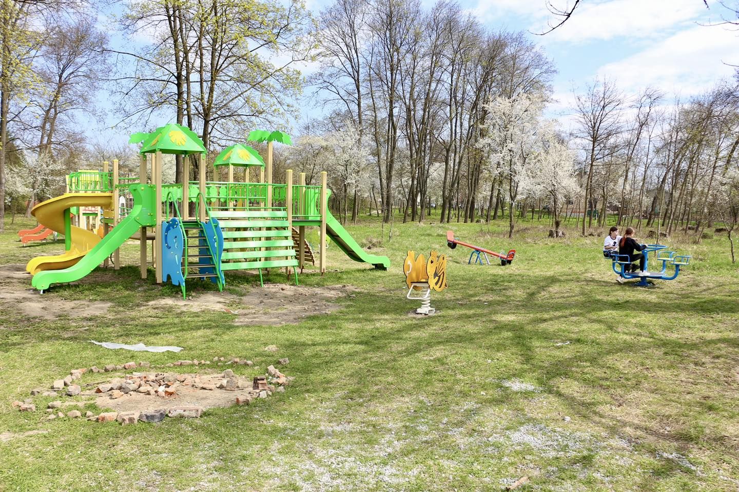 У кількох мікрорайонах Коломиї встановили нові дитячі майданчики 5
