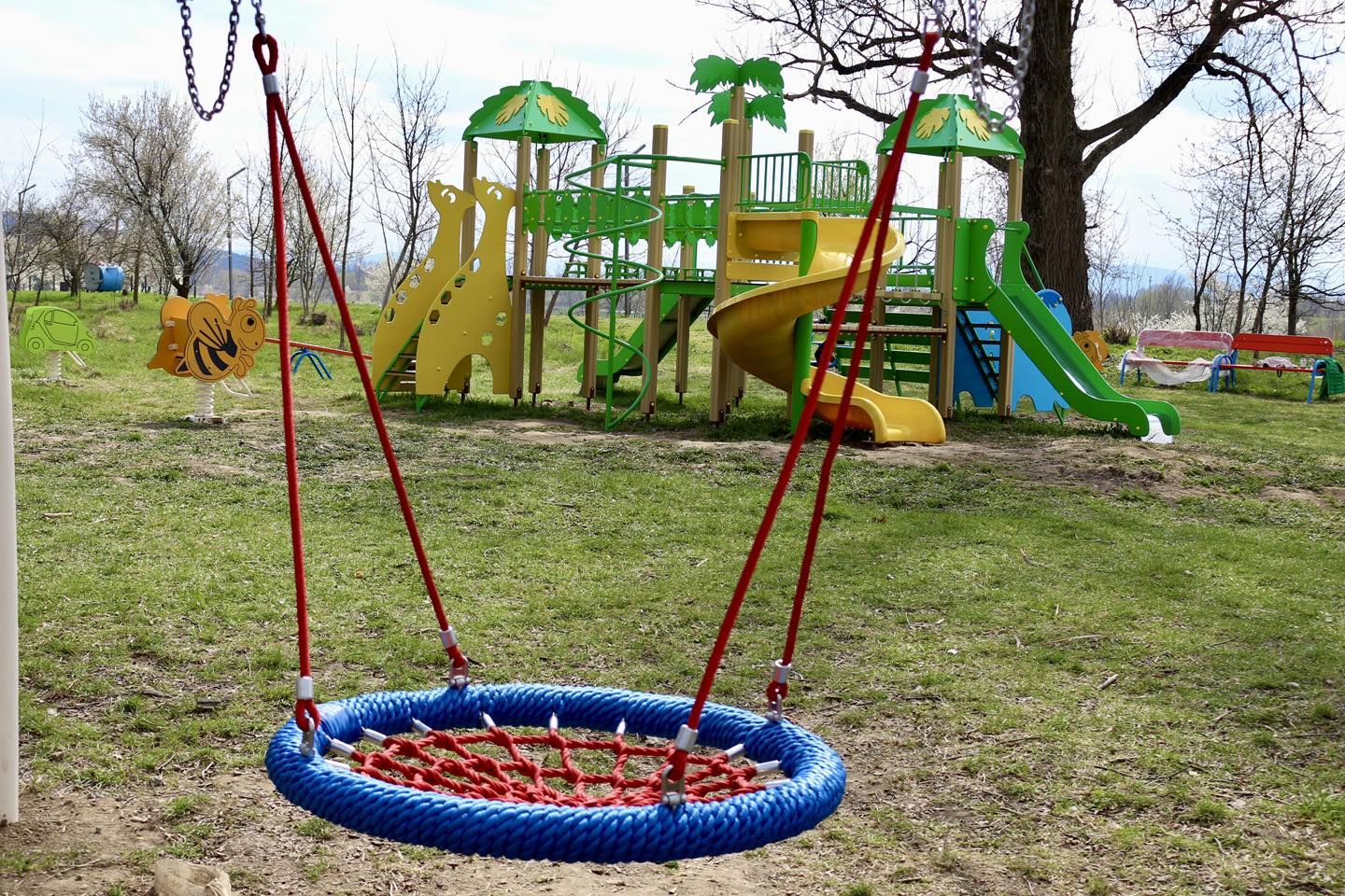 У кількох мікрорайонах Коломиї встановили нові дитячі майданчики 6