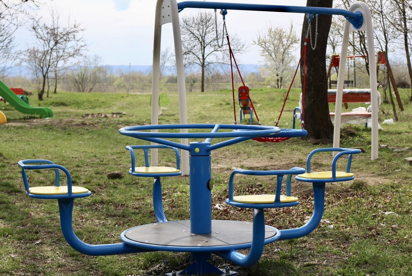 У кількох мікрорайонах Коломиї встановили нові дитячі майданчики 7