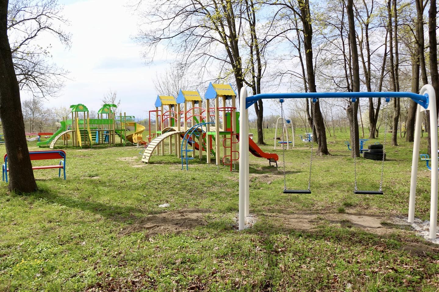 У кількох мікрорайонах Коломиї встановили нові дитячі майданчики 11
