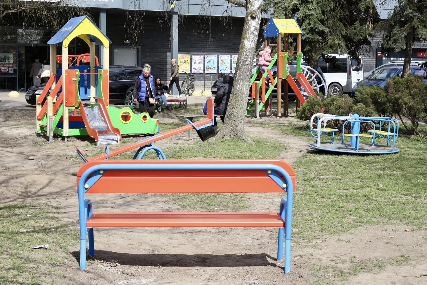 У кількох мікрорайонах Коломиї встановили нові дитячі майданчики 10